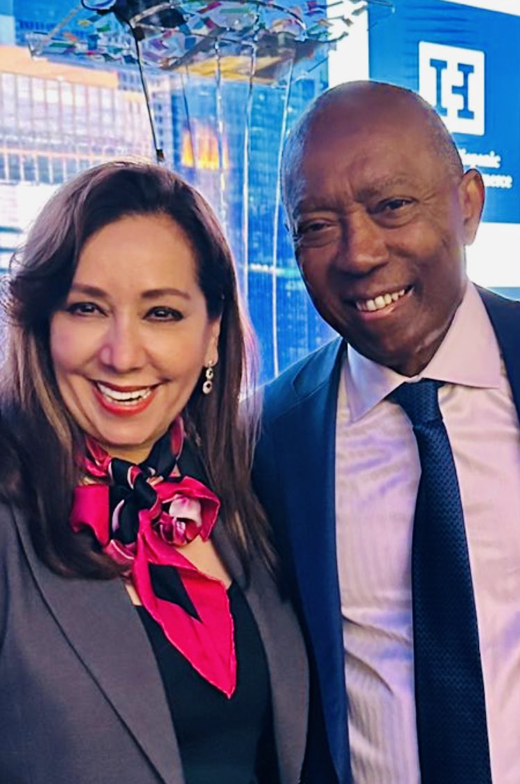 It was  pleasure having greeted my friend, the Major of Houston City, Sylvester Turner at the Annual Luncheon and Business Expo of the Houston Hispanic Chamber of Commerce. We are ready to work together as a team.