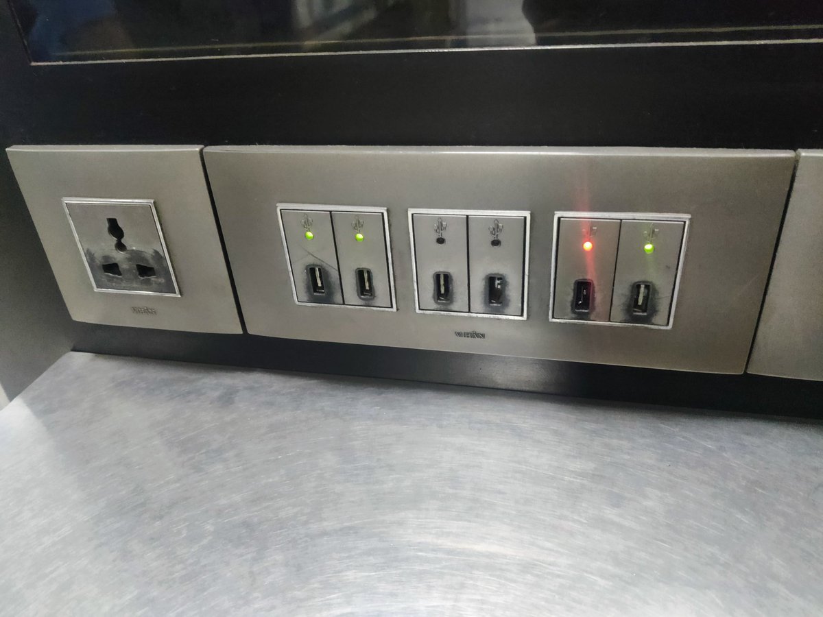 mntindia's tweet photo. @DelhiAirport 
@AAI_Official 

Just wish to add here is none of the charging points are functioning...

Hopefully it's an image of India as its an Delhi international airport, yes if the things are not working pls remove the kiosk

Hopefully some actionable https://t.co/wYpPGeYzbA