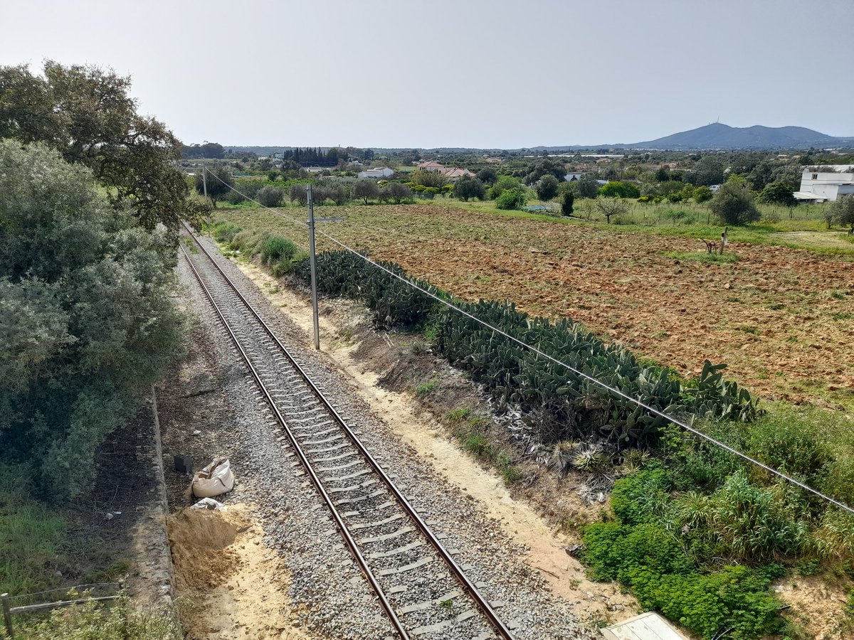 Livramento (lado de Faro). A partir de Fuzeta-A os postes não têm consolas. Ainda falta colocar os postes entre Fuzeta - A e Fuzeta-Moncarapacho.