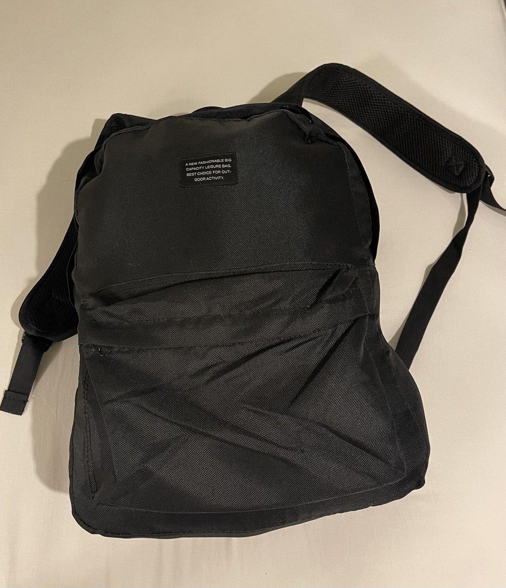 wisamba's tweet photo. @KAI121 Jika ada pax lapor tas hitamnya tertukar, tolong DM saya. Tas saya berisi pakaian kotor, sandal dan alat mandi, tidak ada barang berharga. Isi tas yang tertukar full pakaian. Argo Parahyangan 51A Bandung-Gambir hari ini 8 Apr 18:30 WIB, saya duduk di 9D gerbong Eks-2. Thx https://t.co/M6nwVJSaDj