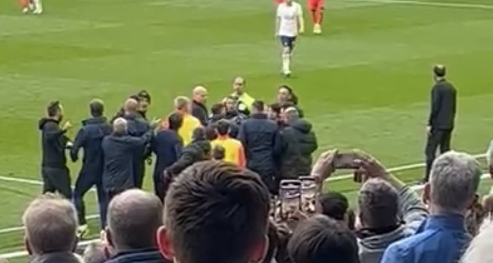 MichaelBridge_'s tweet image. Stellini, along with De Zerbi sent off but Stellini wasn’t involved in the incident. #THFC #BHAFC