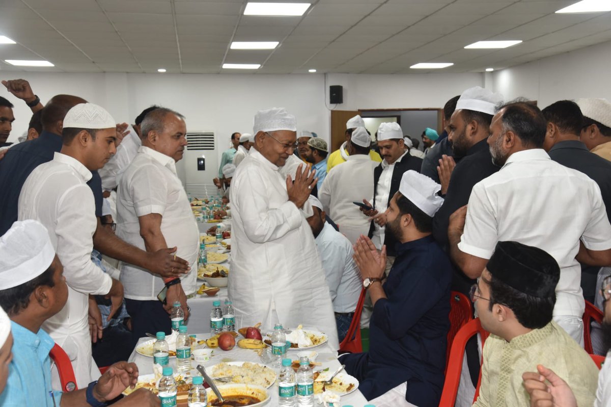 काजू भुने प्लेट में, रूहअफजा ग्लास में !!
हो रहा इफ़्तार देखो, मुख्यमंत्री निवास में !!

बिहार दंगा से ग्रस्त,
नीतीश इफ्तार में मस्त !!

इफ़्तार का आयोजन करने वाले कभी अपने सरकारी आवास पर "कन्यापूजन" क्यों नहीं करते ??
#NitishKumar