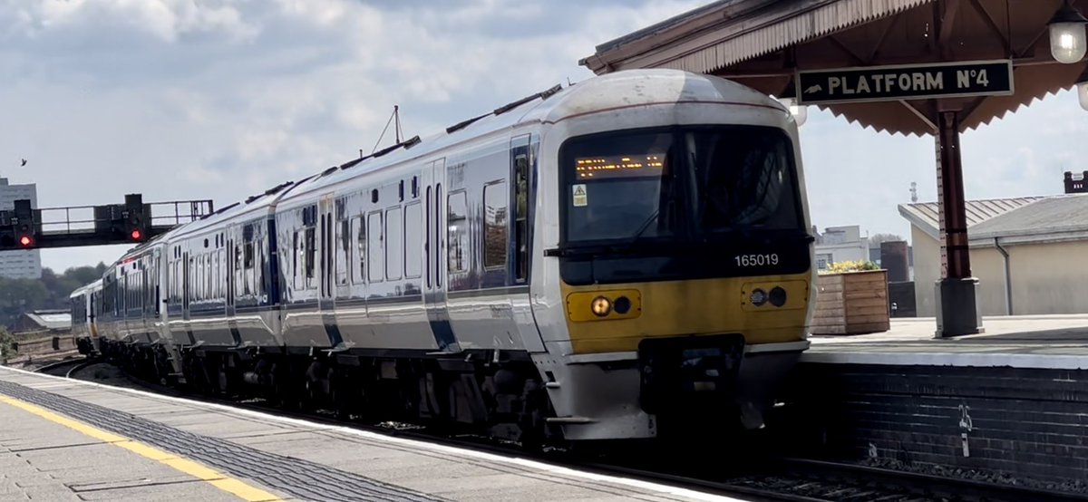 PlatformEdge1's tweet image. Quadruple 165s! 👀

Here is 165019 + 165024 + 165009 + 165006 arriving into Birmingham Moor Street after doing a service from London Marylebone #Class165