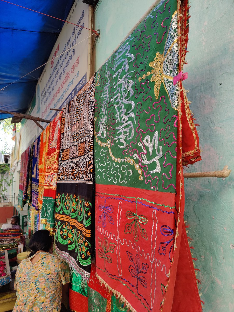 bgiddu's tweet photo. Did you know that Khwaja Nizamuddin Aulia's mother is Bibi Zulekha, aka Mai Saheba and she's buried right here in #Adchini in the middle of a bustling commercial area. https://t.co/zQq1B7qMk3