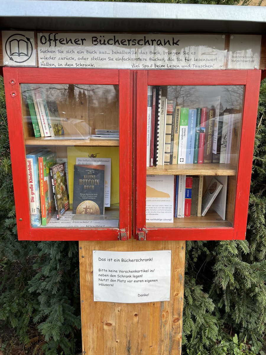 gunther_0815's tweet photo. Leipzig‘s erster Bücherschrank wurde georanged-pilled: in der Philipp-Reis-Straße 83 findet ihr ab sofort das kleine Bitcoin Buch!
Danke @coinfinity & @aprycotmedia 🙏🧡
#bringingBitcoinToThePeople #BitcoinBookChain https://t.co/7tMwL1WzWG