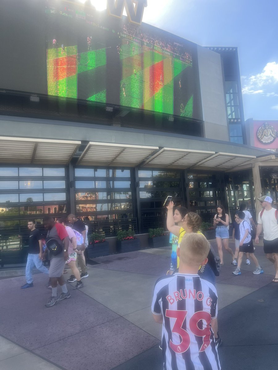 KathrynR90's tweet photo. Olly loving being able to watch the toon from Orlando, Florida 🖤🤍 #nufc @UniversalORL https://t.co/xBvvhlIlyO
