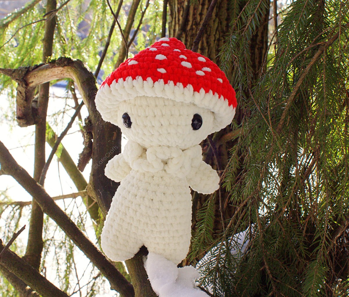 LateCrafts's tweet photo. Mushroom boy didn't enjoy the snow, not one bit. What he did enjoy was to sit on a tree branch and bask in the sun 😁

#amigurumi #crochet https://t.co/CSB5muYGhe