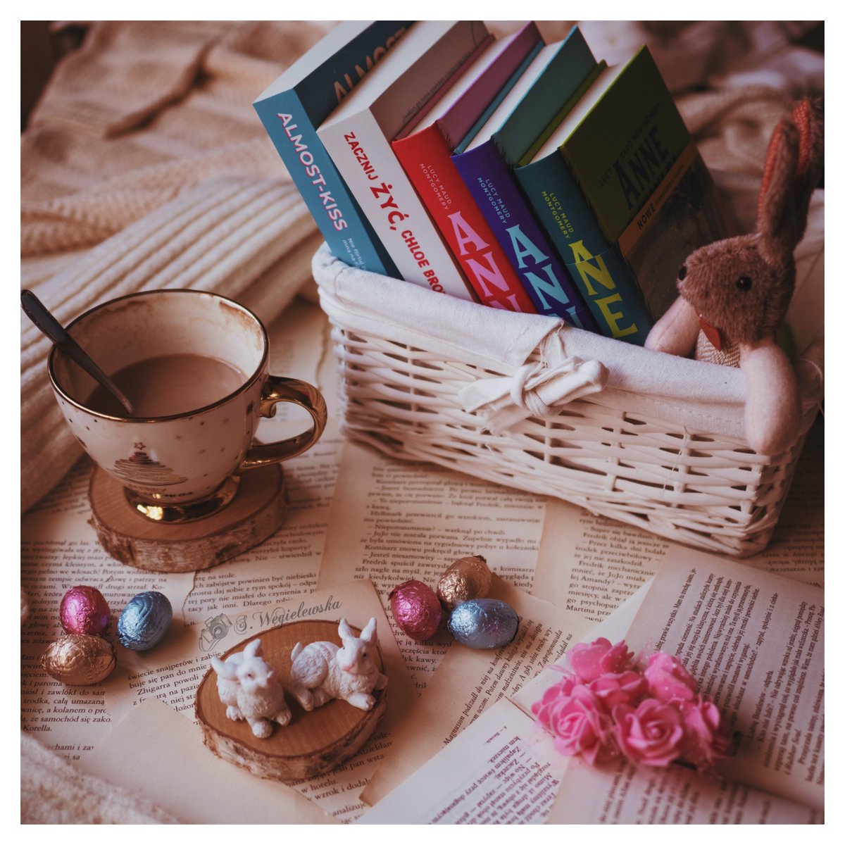 SWgielewska's tweet photo. 🐰🐥Wesołych Świąt i udanego wypoczynku🐣🐇 
 
#wesolychswiat #happyeaster #easter #wielkanoc #wielkanocnedekoracje🌸 #bookreader #bookdesign #bookdecor #bookphotography #zajączek #bunty #bunnylove #bunnyrabbit #ksiazkowelove #coffeeart #coffeetime https://t.co/yNodp2JKvW