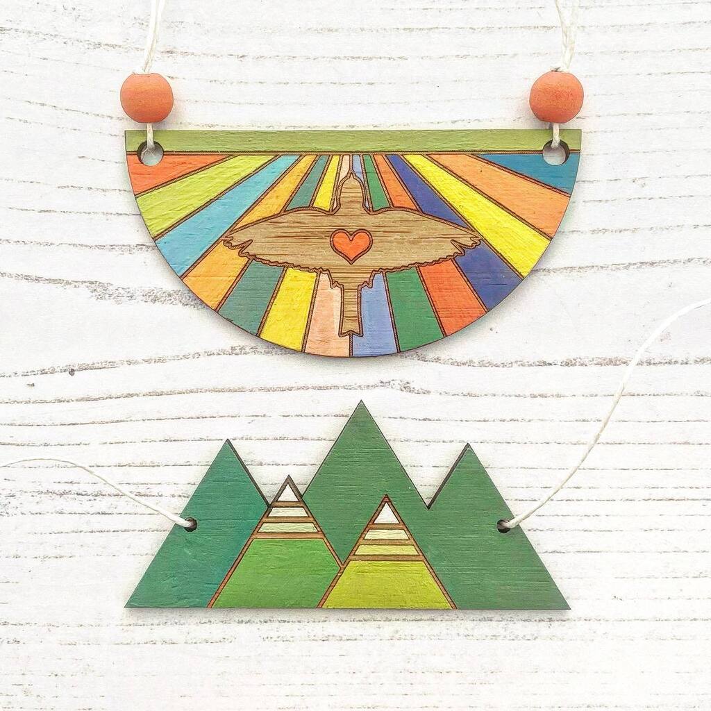 These were really fun to decorate, I really got absorbed mixing colours and painting while listening to a podcast. Just adding a little colour to these wooden pendants completely transform them. If you want to get your hand on one of these Cabin+Cub pain… instagr.am/p/Cqx3Vh-NIlA/