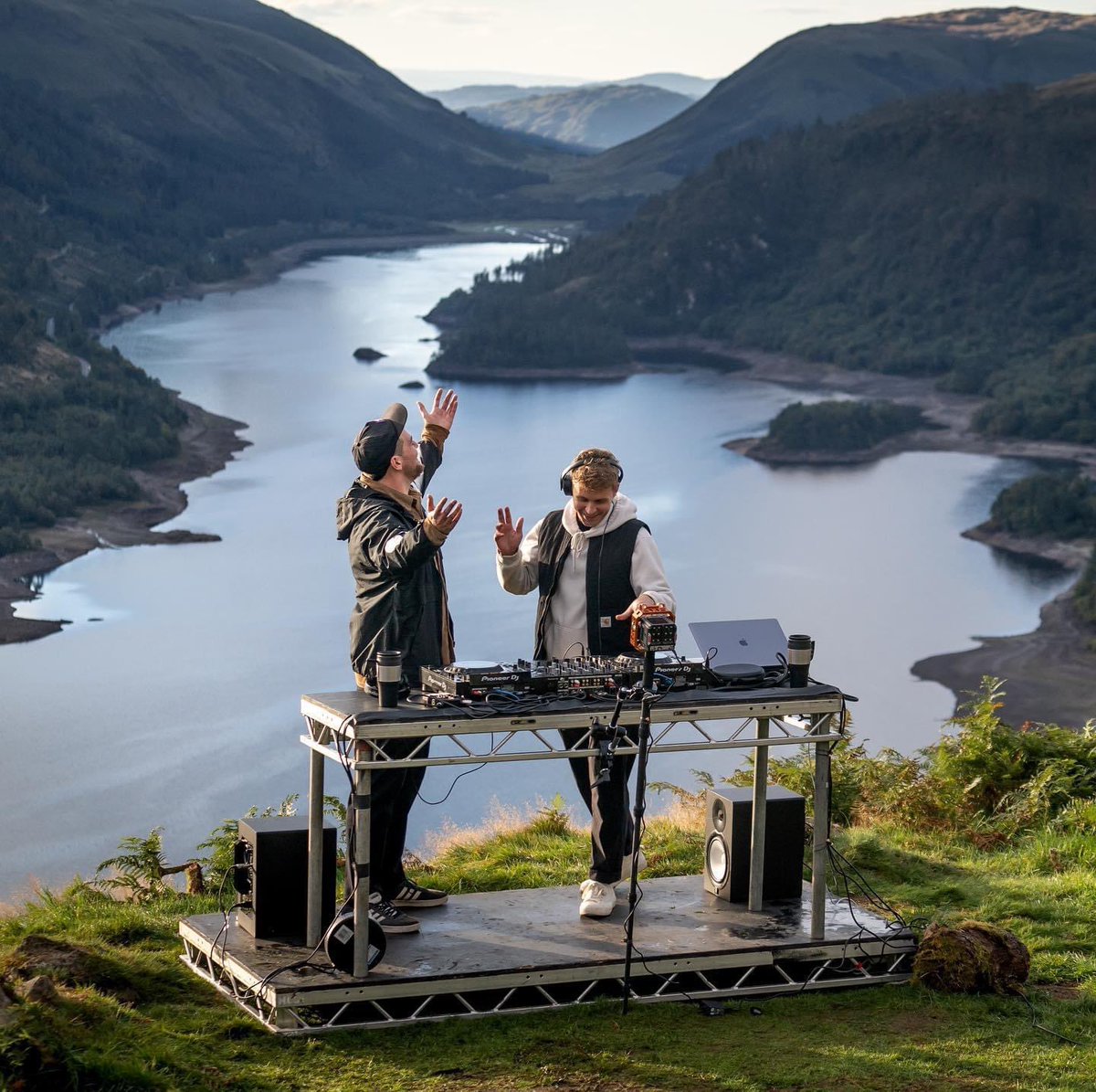 ARTIST NEWS 💫// @bondaxuk returned home to the Lake District to film their brand new ‘Sunrise’ set. Check out the feature length music video on their Youtube channel now.