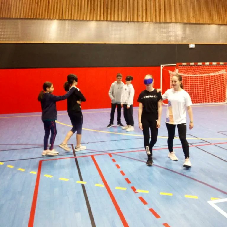 Dans le cadre de la Semaine Olympique et Paralympique, les élèves de 5emeA ont rencontré Jean François Ducay, athlète médaillé paralympique et ont pu échangé avec lui sur son handicap et sa carrière sportive. Ils ont ensuite pratiqué le rugby fauteuil et la boccia.