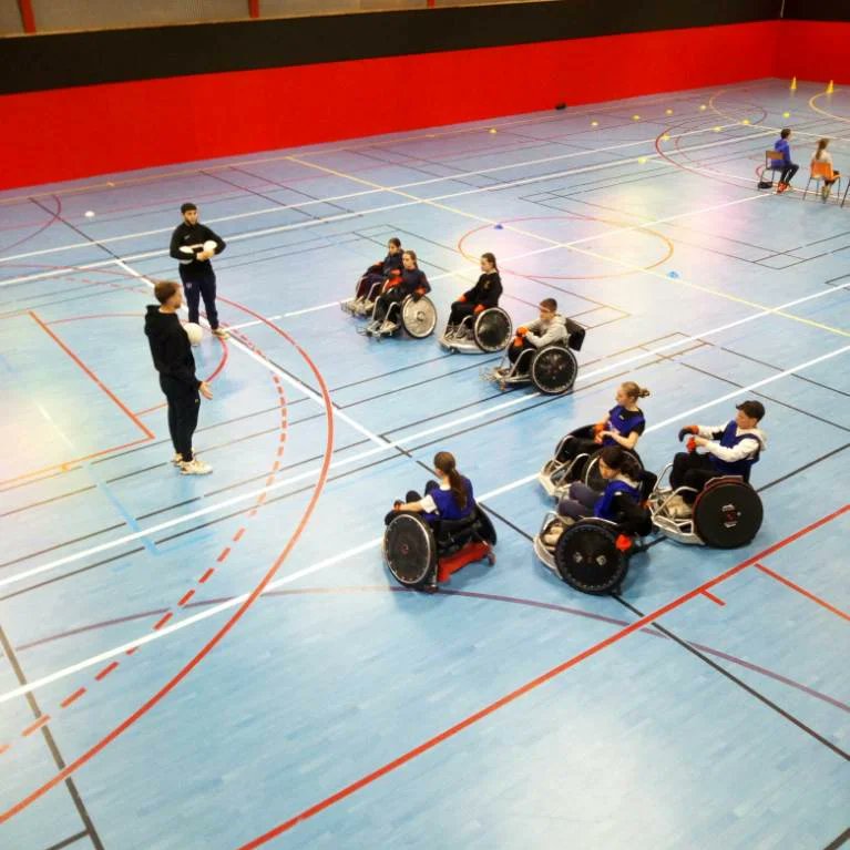 clguzerche's tweet photo. Dans le cadre de la Semaine Olympique et Paralympique, les élèves de 5emeA ont rencontré Jean François Ducay, athlète médaillé paralympique et ont pu échangé avec lui sur son handicap et sa carrière sportive. Ils ont ensuite pratiqué le rugby fauteuil et la boccia. https://t.co/dEiz8VvZRJ