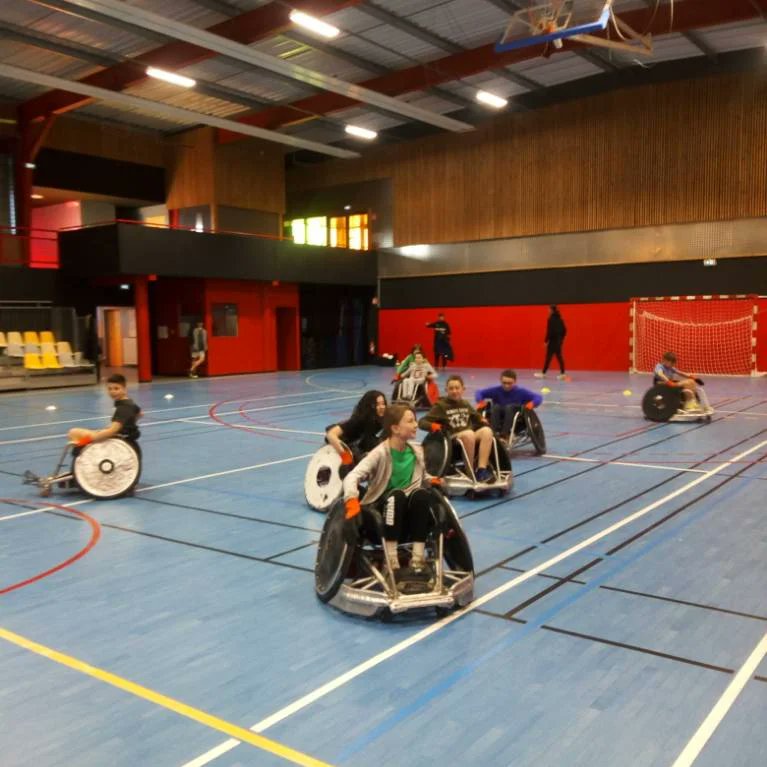 clguzerche's tweet photo. Dans le cadre de la Semaine Olympique et Paralympique, les élèves de 5emeA ont rencontré Jean François Ducay, athlète médaillé paralympique et ont pu échangé avec lui sur son handicap et sa carrière sportive. Ils ont ensuite pratiqué le rugby fauteuil et la boccia. https://t.co/dEiz8VvZRJ