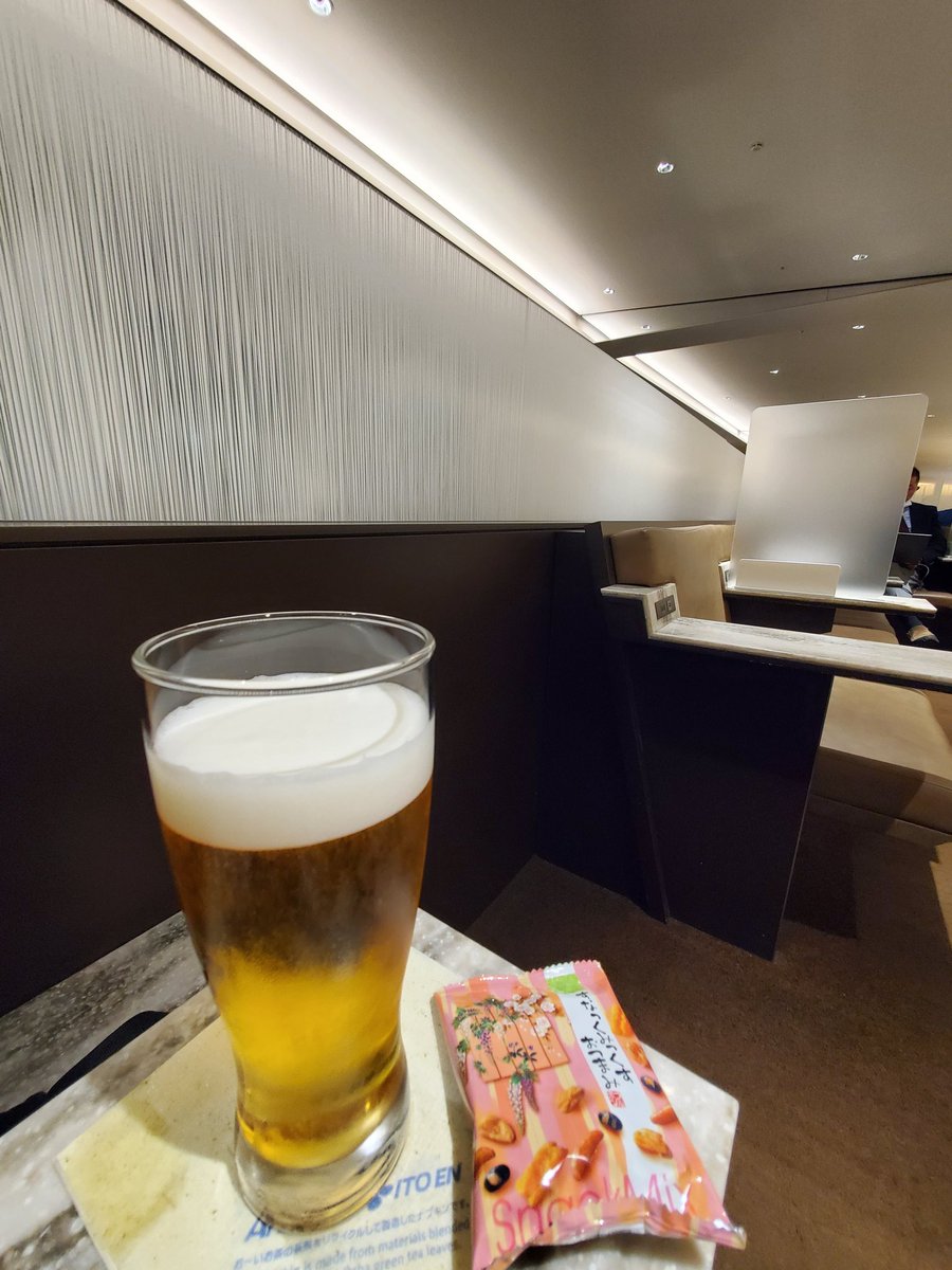 Spa_Shrine's tweet photo. ラーメンを食べた後はラウンジでサッポロクラシックを飲んで最終目的地の神戸空港までフライトです
機内で那覇から見ていた映画の続きを見ながら帰ってきました
あっ!という間の関空と沖縄と北海道でしたが、美味しい物が食べれましたよ
また行きたいと思います
#ANA
#B321
#マイレージプラス https://t.co/ZIC8lTv4Mk