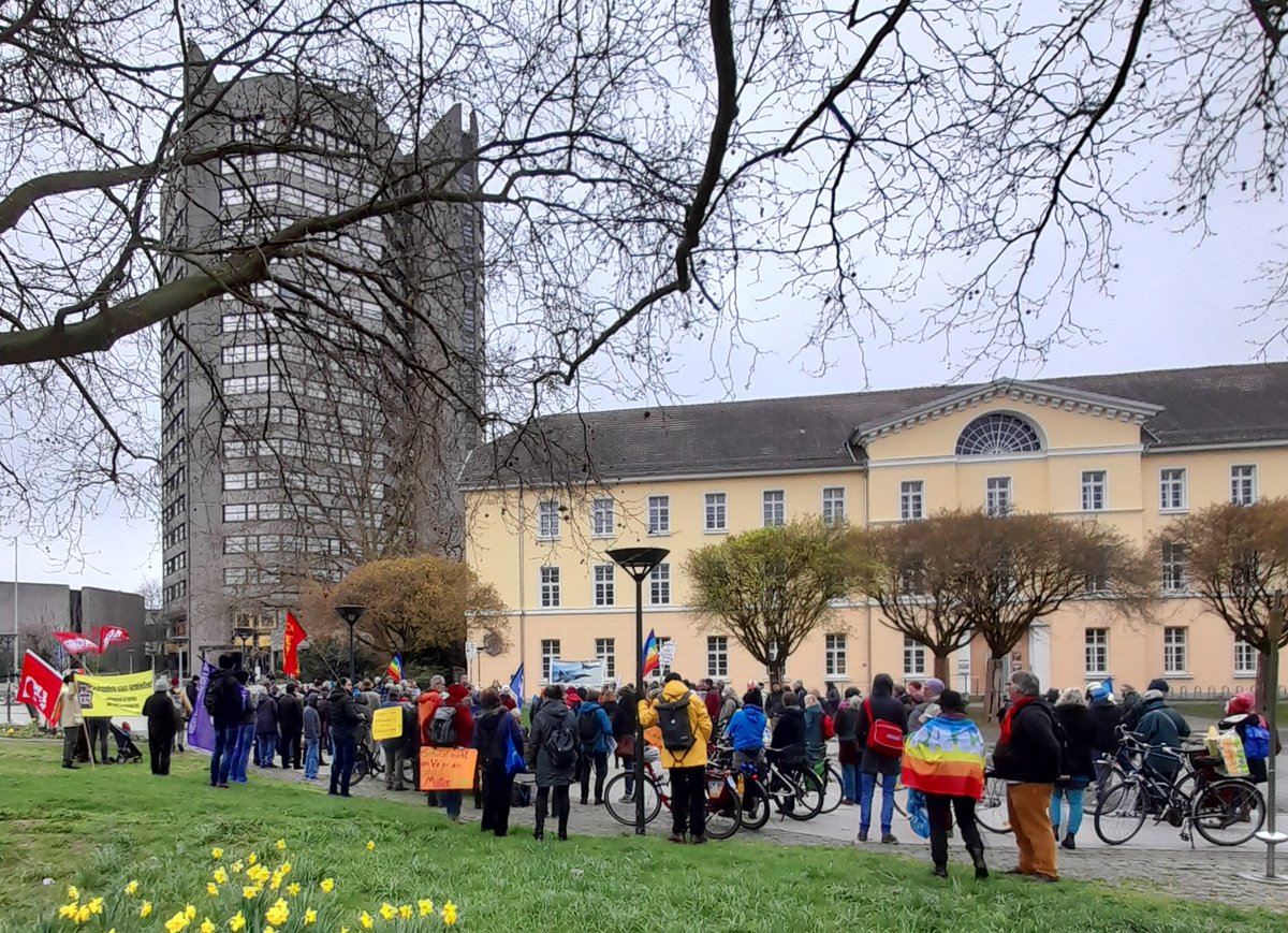 Interessant beim #Ostermarsch des Friedensbündnis #Göttingen: #Querdenker u. an Russland Orientierte verteilen Schilder mit ihren Forderungen gegen #Nato, Atom, etc an die Teilnehmer*innen . Parteifahne der DKP dabei, 182 Teilnehmer*innen.