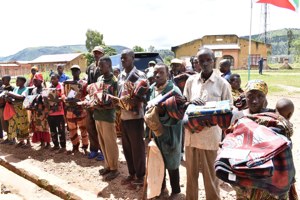 2) La ministre <a href="/NIJIMBEREMarie1/">NIJIMBERE Marie Chantal</a>, native de cette commune #Cankuzo, a fait savoir que c' est dans le cadre de partage de  joie de Pâques avec ces familles.
Elle a profité de l'occasion pour exhorter toute la population à s' atteler aux travaux d' auto-développement.