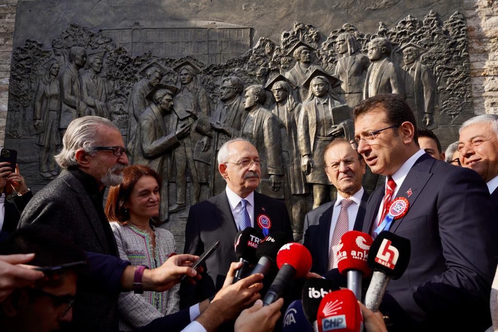 alpkokin_pelin's tweet photo. Sevgili gençler, ATA’mızın söylediği gibi “Demiryolları, memleketin tüfekten, toptan daha önemli bir güvenlik silahıdır. Demiryolları, Türk milletinin refah ve uygarlık yollarıdır.”
SANA SÖZ! İstanbul’u ve Türkiye'yi sizinle demir ağlarla öreceğiz. Uluslararası çapta ses getirecek HIZRAY projemiz ve birçok farklı alanda ileri mühendislik teknolojisi barındıran raylı sistem projeleri Cumhuriyetimizin ikinci yüzyılında sizlerin eseri olacak. SANA SÖZ BAHARLAR GELECEK!