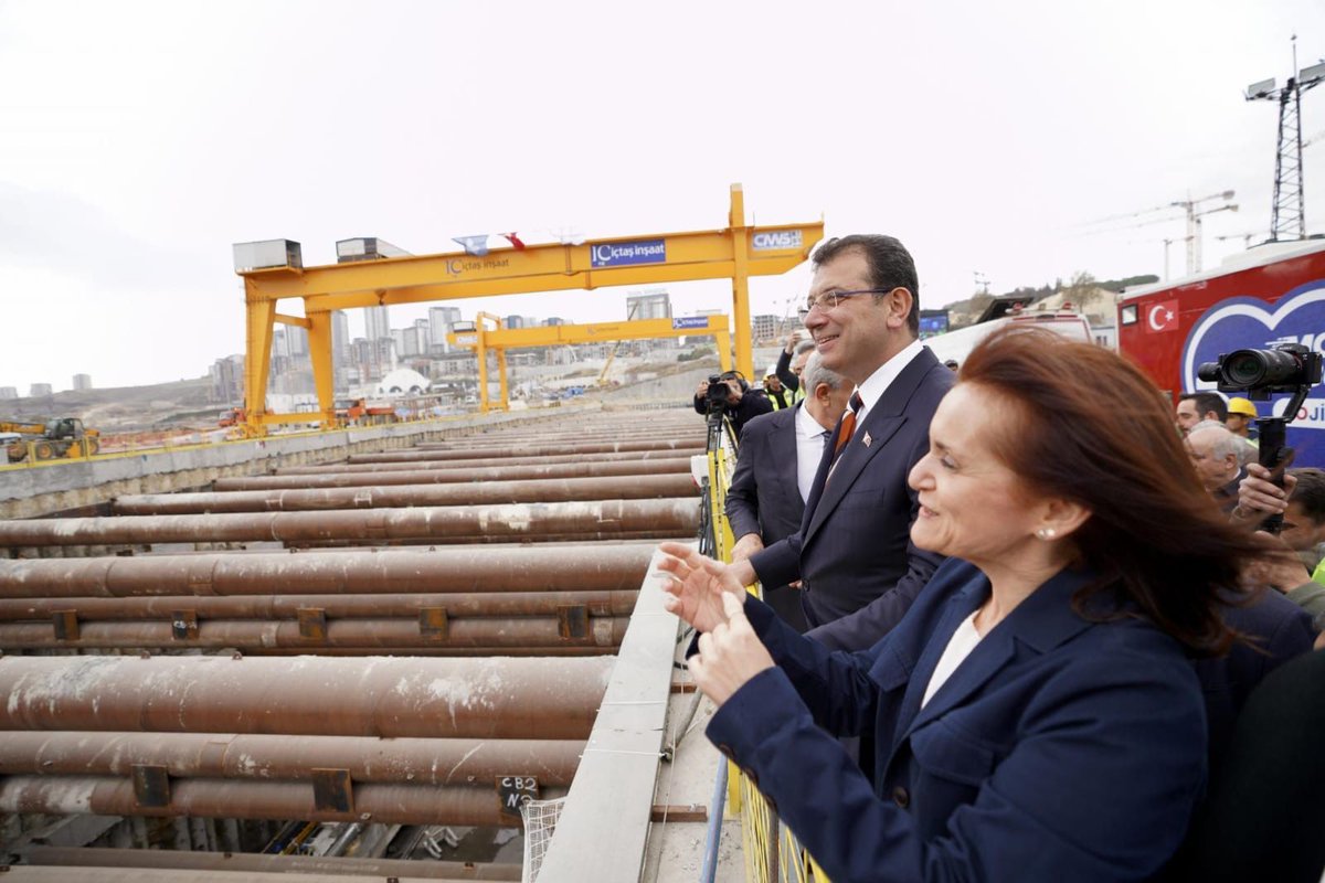 alpkokin_pelin's tweet photo. Sevgili gençler, ATA’mızın söylediği gibi “Demiryolları, memleketin tüfekten, toptan daha önemli bir güvenlik silahıdır. Demiryolları, Türk milletinin refah ve uygarlık yollarıdır.”
SANA SÖZ! İstanbul’u ve Türkiye'yi sizinle demir ağlarla öreceğiz. Uluslararası çapta ses getirecek HIZRAY projemiz ve birçok farklı alanda ileri mühendislik teknolojisi barındıran raylı sistem projeleri Cumhuriyetimizin ikinci yüzyılında sizlerin eseri olacak. SANA SÖZ BAHARLAR GELECEK!