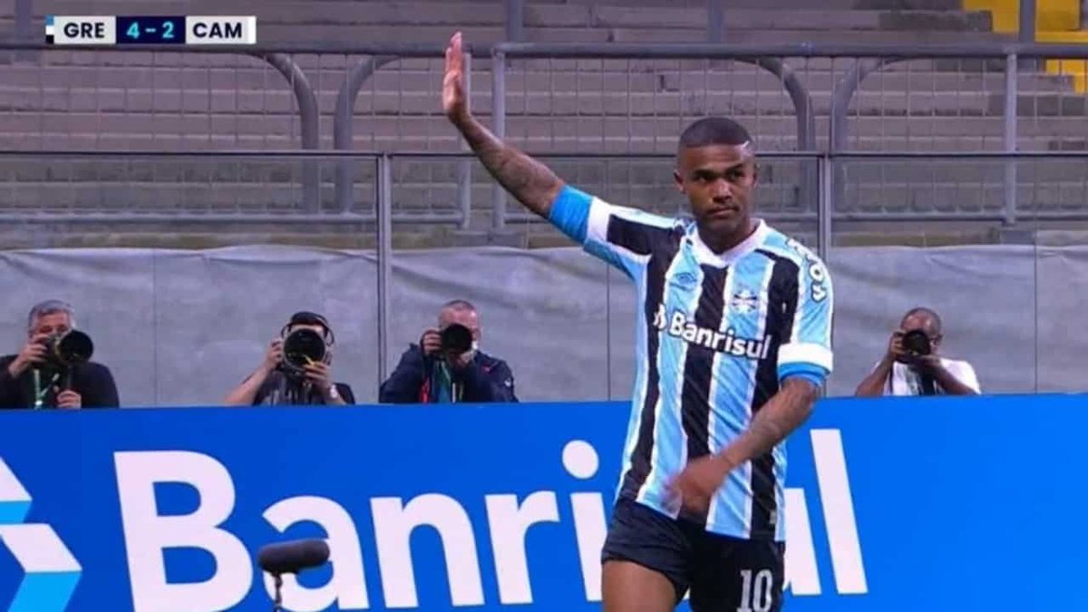M98William's tweet photo. Segue o fio para ver os torcedores comemorando a permanência do Grêmio na Série A.

🧶 https://t.co/wJJZfvtLhX
