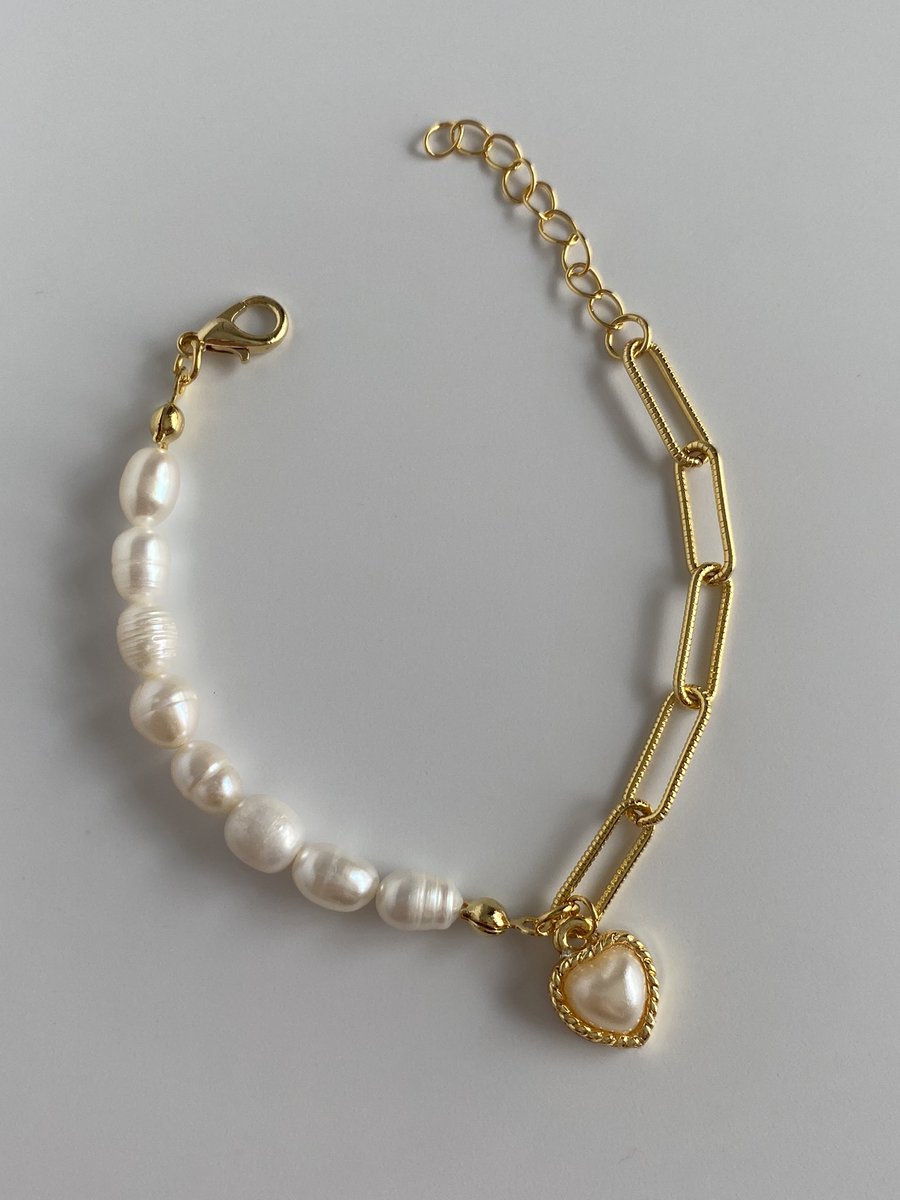 store_endless's tweet photo. Yeni hediyeniz geldiii🫶🏻

Bu tweeti retweetleyen bir kişiye “Sedefli Kalp Charm Doğal İnci Zincir Bileklik” hediye🧚‍♀️ 

Bizi takip etmeyi unutmayın💘 https://t.co/FlL75feXqN