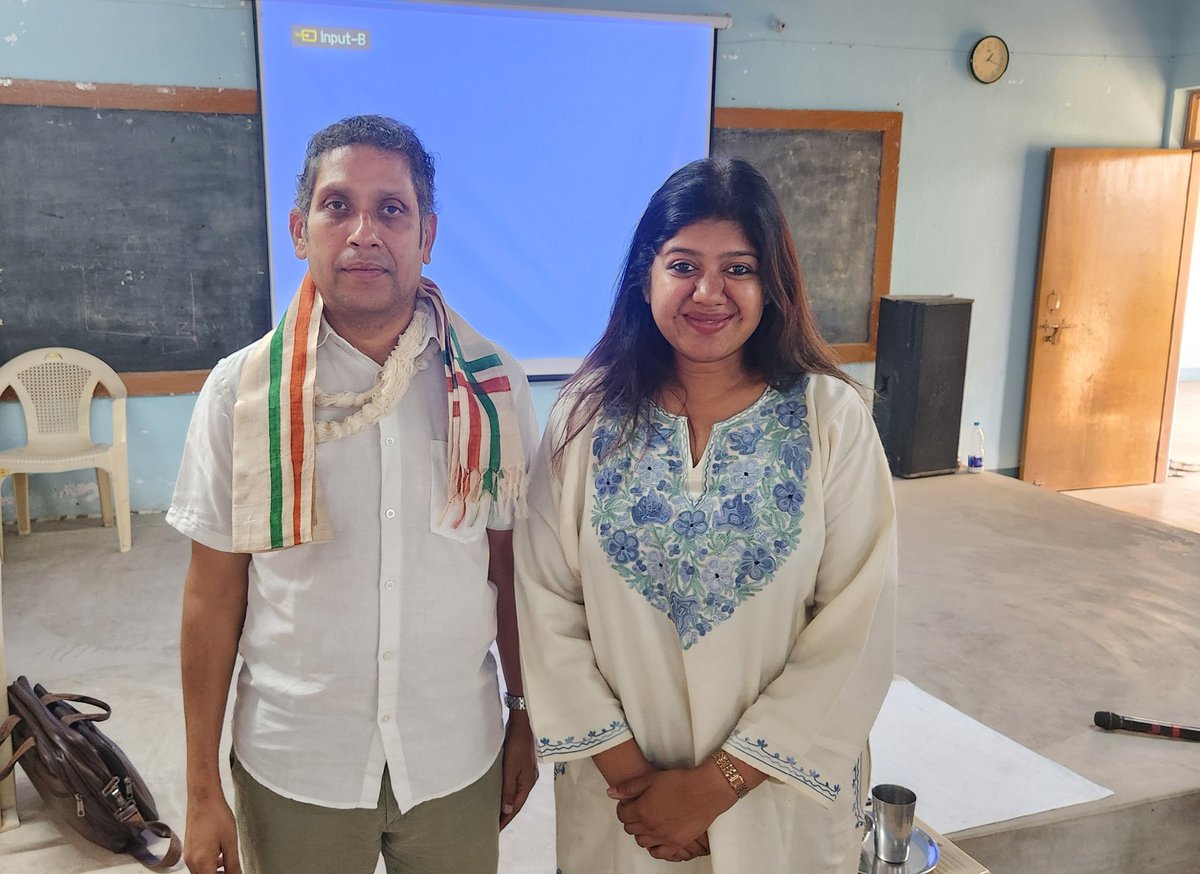 bansalavani's tweet photo. Had an excellent session with @pravchak today at Chaibasa, Jharkhand as part of 'Sangam' on Economic issues. He makes complicated issues, sound simple and explains difficult Economic topics brilliantly. 

Thank you Praveen ji. https://t.co/d8BvcsbxvH