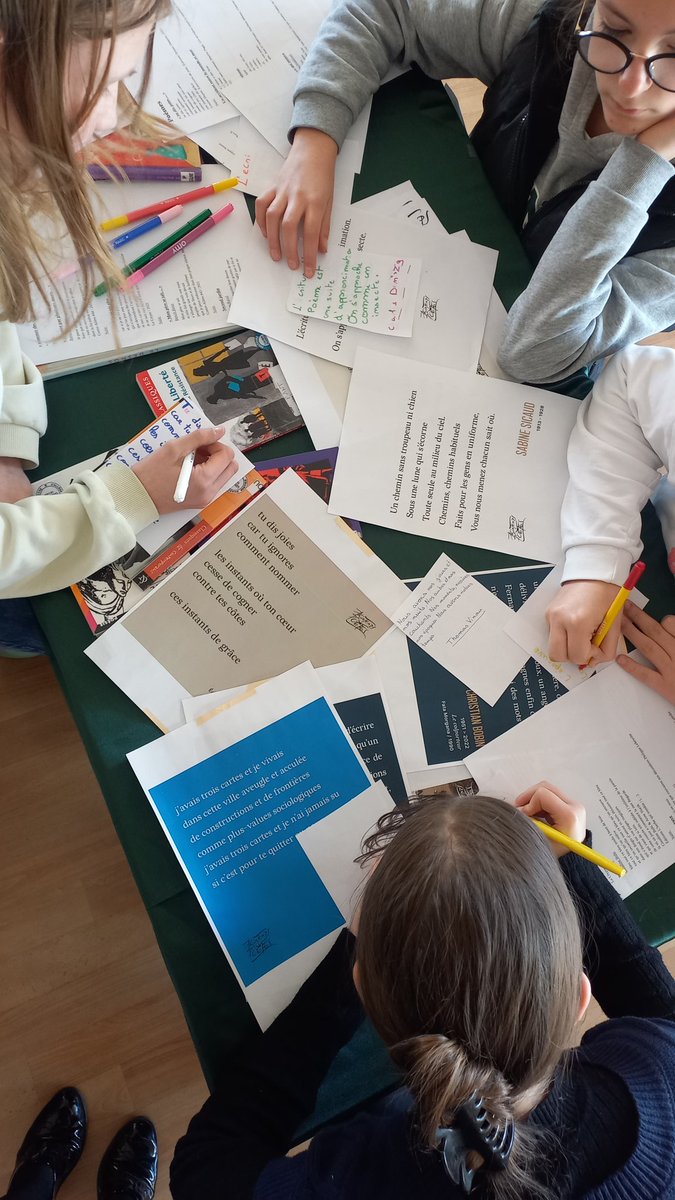 clguzerche's tweet photo. À  l'occasion du printemps des poètes sur le thème " les frontieres", les élèves ont découvert de magnifiques poèmes et ont diffusés des poésies au collège. Les fenêtres, les pare-brises des voitures du personnel et les casiers des enseignants. https://t.co/Ux62WpGZMD