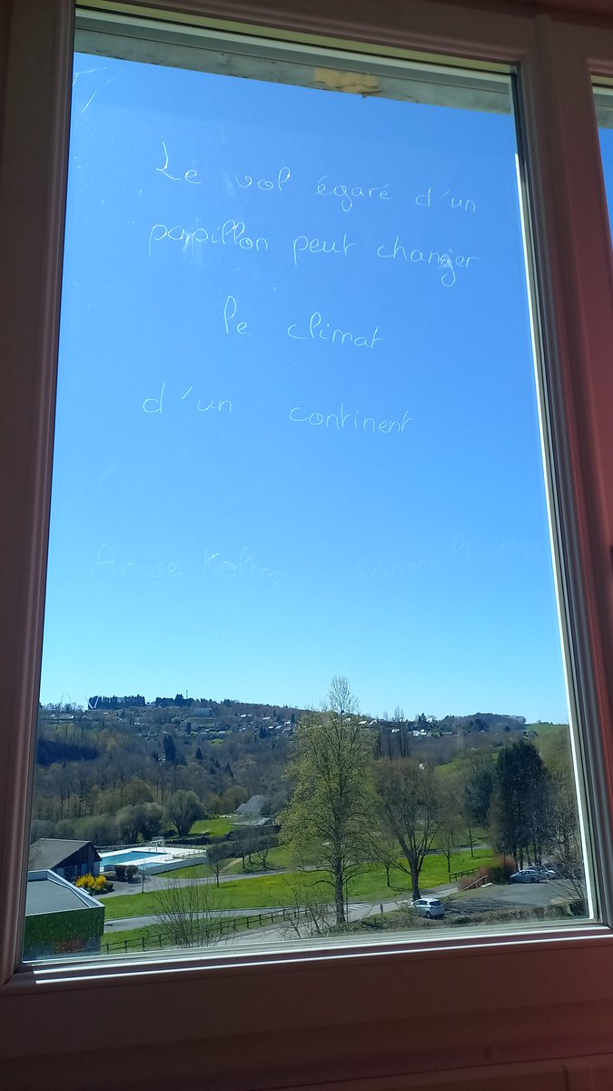 clguzerche's tweet photo. À  l'occasion du printemps des poètes sur le thème " les frontieres", les élèves ont découvert de magnifiques poèmes et ont diffusés des poésies au collège. Les fenêtres, les pare-brises des voitures du personnel et les casiers des enseignants. https://t.co/Ux62WpGZMD
