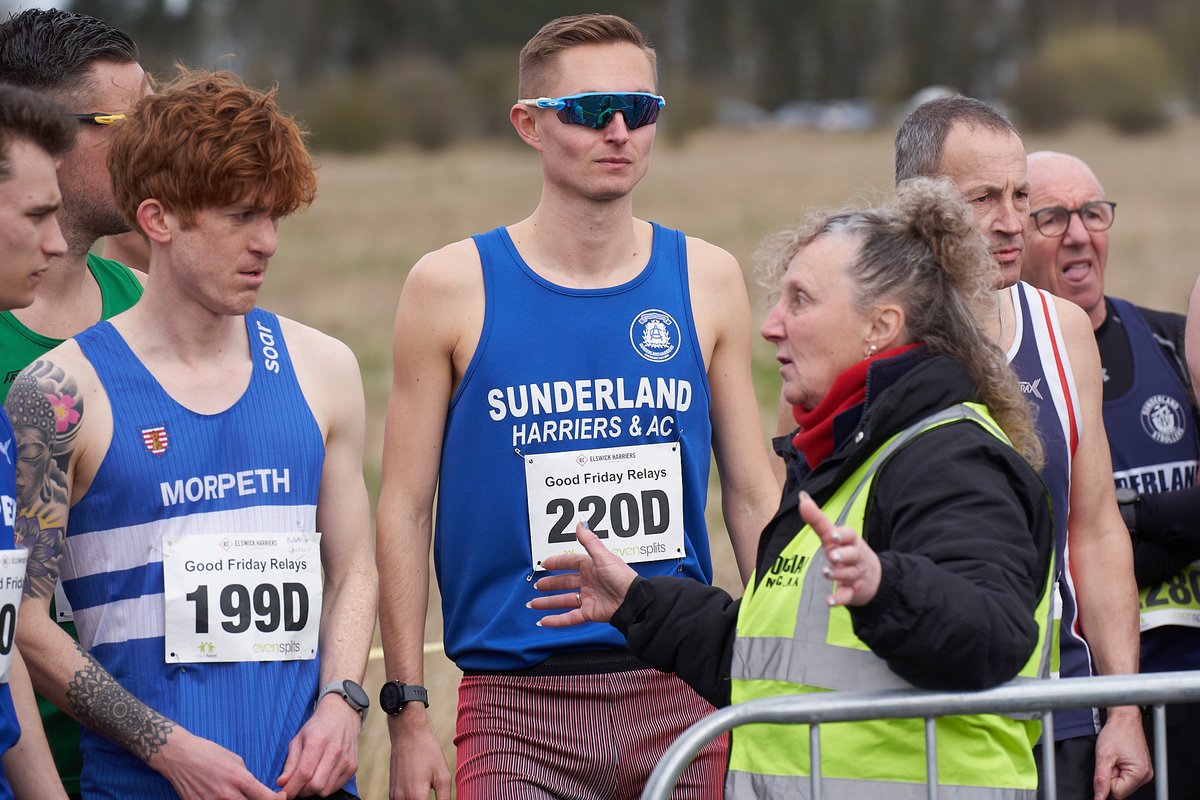 Lyn telling the fast lads exactly what she expects from them on final leg of the Good Friday Relays hosted by @ElswickHarriers. #athleticsofficials #goodfridayrelays #fastrunning