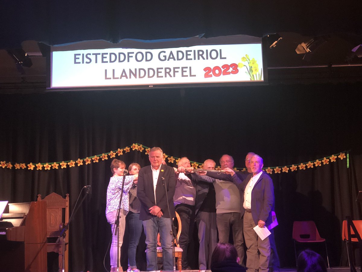 Steddfod y Groglith ddoe yn #Llandderfel  a chadair i Alwyn Sion / Al Sur. Llongyfarchiadau mawr. 🥳👏🎉