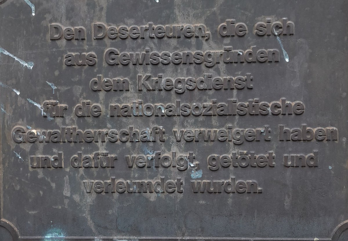 #Ostermarsch #Göttingen Kundgebung in der Nähe der Gedenktafel für #Deserteure neben dem Göttinger Rathaus.