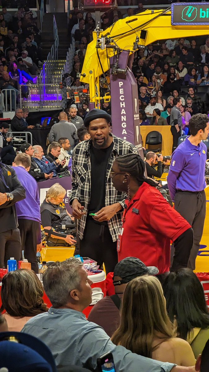bleezy24's tweet photo. I understand it's part of today's NBA game but it still kinda sucked to see @KDTrey5 ,@DevinBook , @CP3 not playing while healthy.. after flying all the way from Australia and paying for these great seats lol ... @NBA #NBAnaESPN #NBA #NBATwitter https://t.co/SPoWLpH9IF