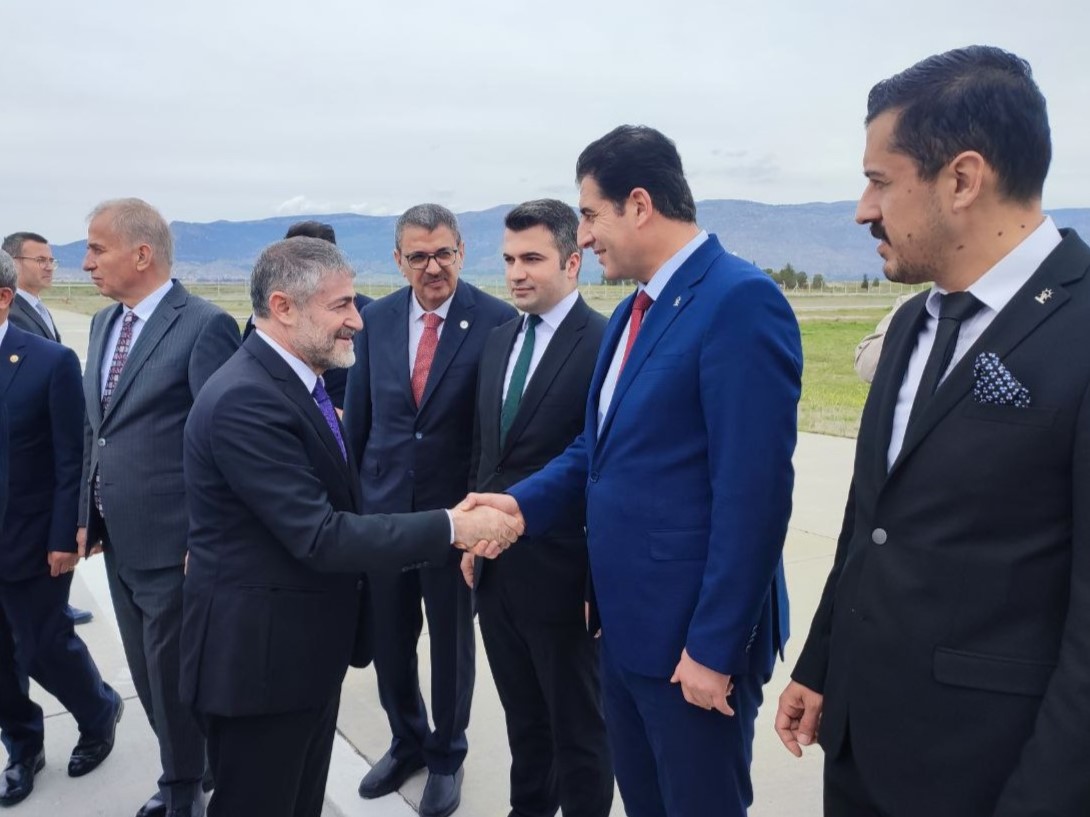 akpartidenizli's tweet photo. İl Başkanımız Sayın Yücel Güngör ve yönetim kurlu üyelerimiz, ziyaret ve temaslarda bulunmak üzere şehrimize teşrif eden Hazine ve Maliye Bakanımız Sayın Dr. @NureddinNebati'yi havalimanında karşıladılar.

Ege'nin vizyon kentine hoş geldiniz...🐓 https://t.co/bZgMxltjiU