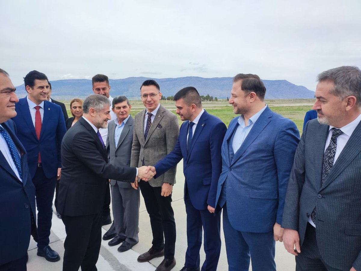 akpartidenizli's tweet photo. İl Başkanımız Sayın Yücel Güngör ve yönetim kurlu üyelerimiz, ziyaret ve temaslarda bulunmak üzere şehrimize teşrif eden Hazine ve Maliye Bakanımız Sayın Dr. @NureddinNebati'yi havalimanında karşıladılar.

Ege'nin vizyon kentine hoş geldiniz...🐓 https://t.co/bZgMxltjiU