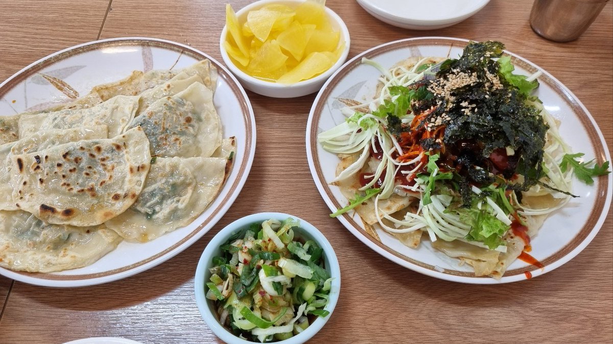 chanloveforever's tweet photo. +) 그리고.... 납작만두는 정말로... 맛있었다....ㅠ 
    나중엔 무침회와 호로록! 해보쟈구!! https://t.co/KEtAxo9nti