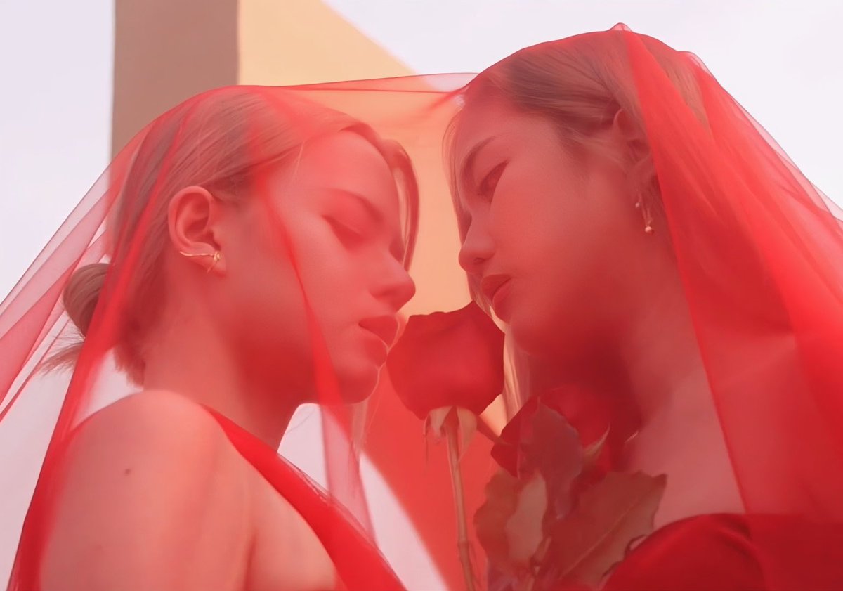 xiaohe_mao's tweet photo. Girls！！You may not know how beautiful you are!  !  You look down on this insignificant me like a goddess!😭😭😭 #ฟรีนเบค  #srchafreen #beckyangels #freenbecky
#FreenBeckInterFans #freenbeckyITA https://t.co/MtRNeQqgDV