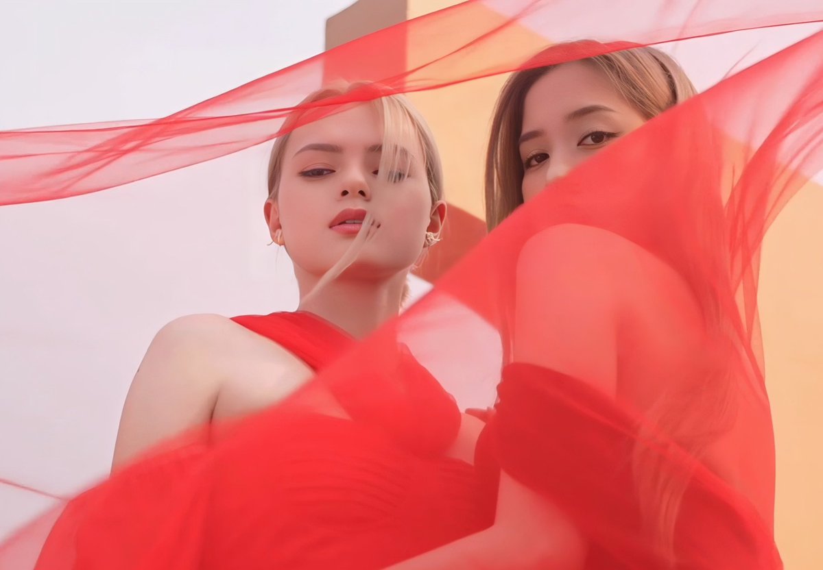 xiaohe_mao's tweet photo. Girls！！You may not know how beautiful you are!  !  You look down on this insignificant me like a goddess!😭😭😭 #ฟรีนเบค  #srchafreen #beckyangels #freenbecky
#FreenBeckInterFans #freenbeckyITA https://t.co/MtRNeQqgDV