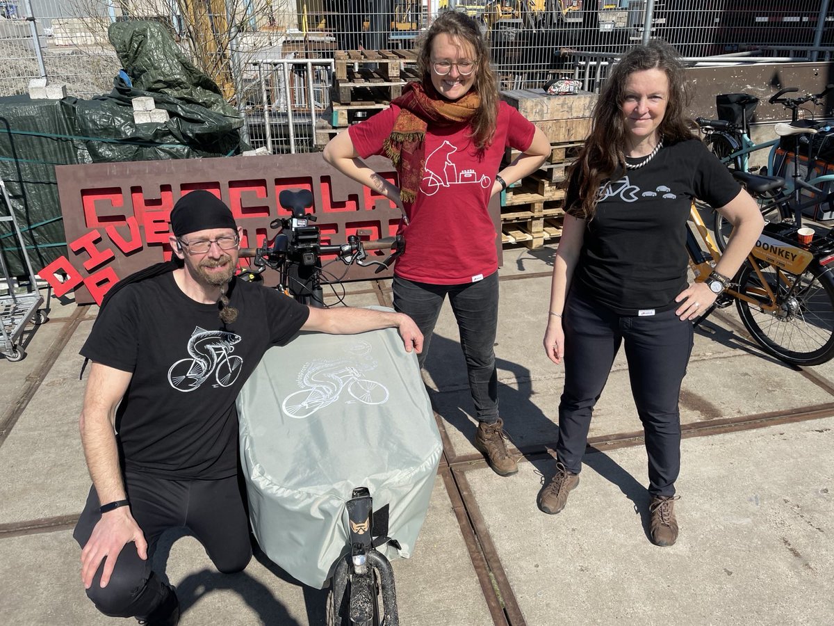 Heute #Schokofahrt Beladung bei den <a href="/Chocolademakers/">Chocolatemakers</a> bei schönem Wetter. Von dem 2 Tonnen 🍫 gehen 100kg nach Berlin. Unsere Begleitung aus Polen hat auch nochmal 50kg auf 4 🚲 geladen. Die <a href="/glckskind_de/">@glckskind@mastodon.social</a> Motive sind auch ganz gut vertreten.