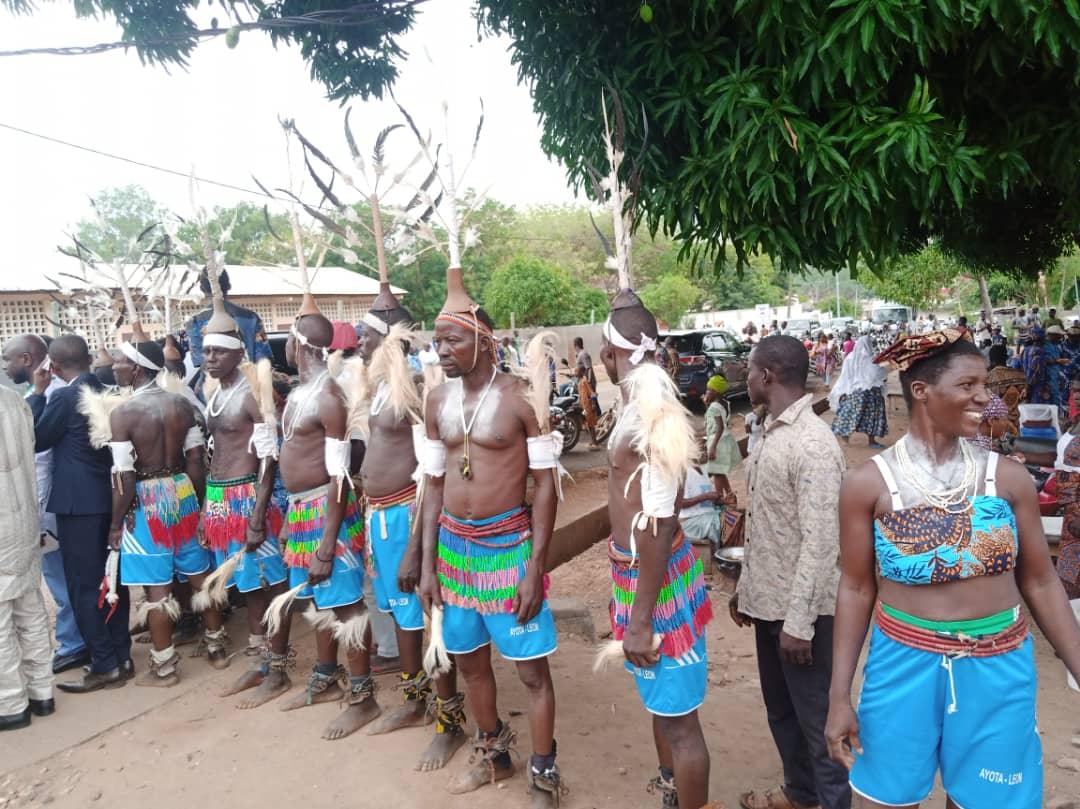 AtiotaTouni's tweet image. Cette danse est également exécutée pour vénérer la mémoire des #ancêtres et #remercier ces derniers et le tout-puissant pour la #bonne #récolte afin qu'ils bénissent la #saison qui commence. Elle a lieu cette année à #Defalé .
@cultur_tourTg 
@fct228 
@UCLGAfrica 
#Defalé
#REFELA