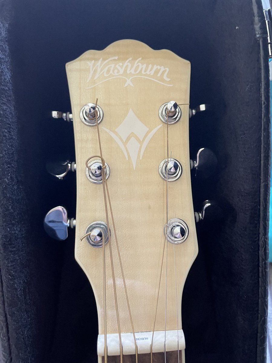 SiRound's tweet photo. New Guitar Day! I have been after a Washburn EA-20 for years, its the only Electro Acoustic i ever wanted. 

Stumbled on this on for sale about 30miles away, went this morning, tried it, bought it. 

So easy to play…..

@washburnguitar #EA20 https://t.co/XAcnWZAYLT