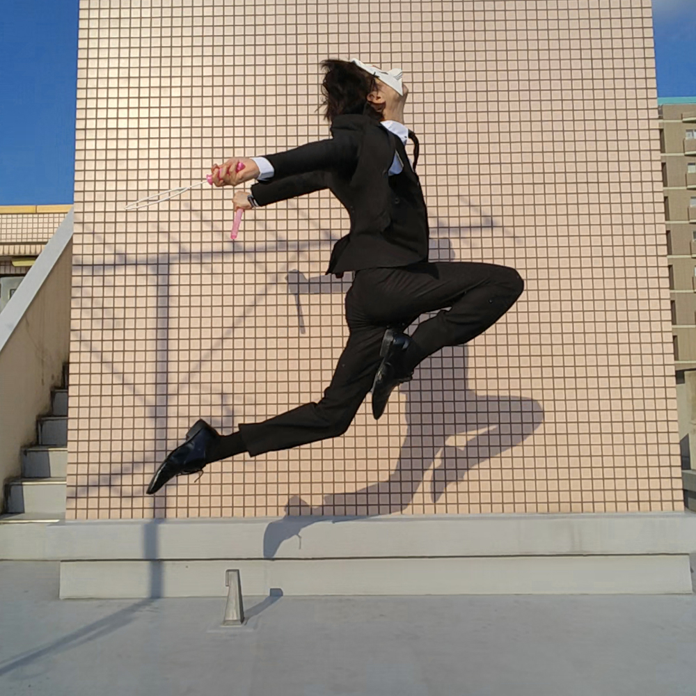 konomuraZ's tweet image. インスタ再掲第８弾。 
スーツでジャンプ。    

#そうだスーツ着よう 
#drawingreference