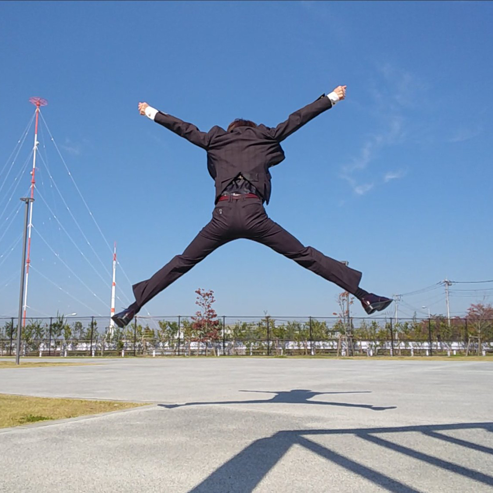 konomuraZ's tweet image. インスタ再掲第８弾。 
スーツでジャンプ。    

#そうだスーツ着よう 
#drawingreference