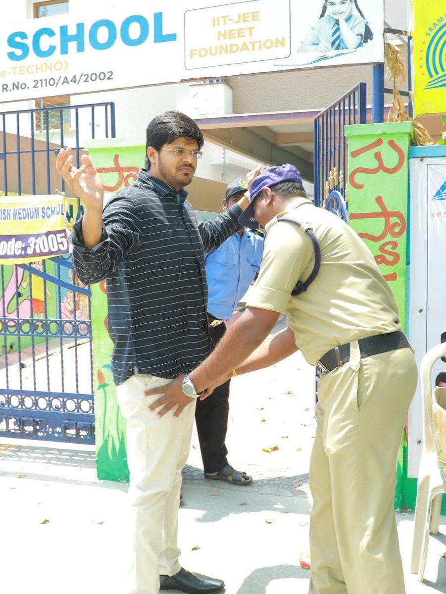 Collector_KMM's tweet photo. ఖమ్మం జిల్లా కలెక్టర్ శ్రీ వి.పి. గౌతమ్ గారు శనివారం నగరంలోని నారాయణ, జ్యోతి బాలమందిర్ హైస్కూళ్లలో ఏర్పాటు చేసిన పదో తరగతి పరీక్షా కేంద్రాల ఆకస్మిక తనిఖీ చేశారు.  పరీక్షా కేంద్రంలోకి విద్యార్థులతో పాటు అధికారులు, సిబ్బందిని తనిఖీ చేయాలని, సెల్ ఫోన్ అనుమతించవద్దని, https://t.co/IJAjLiH05Z