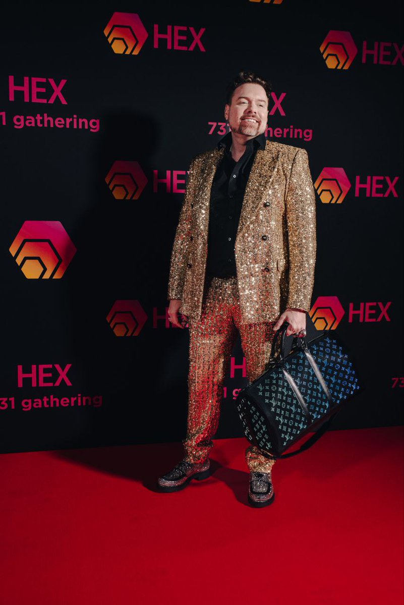 Who wore it better? 😅
<a href="/RichardHeartWin/">Richard Heart</a> 
$HEX $PLS $PLSX $ETH 
#RichardHeartWasRight