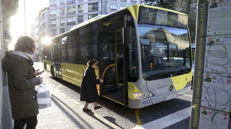 vozdesantiago's tweet image. Así es el día a día de un chófer de autobús en Santiago: de motores que arrancan pulsando el intermitente a asientos sujetos con cuerdas lavoz.gal/la8qo3