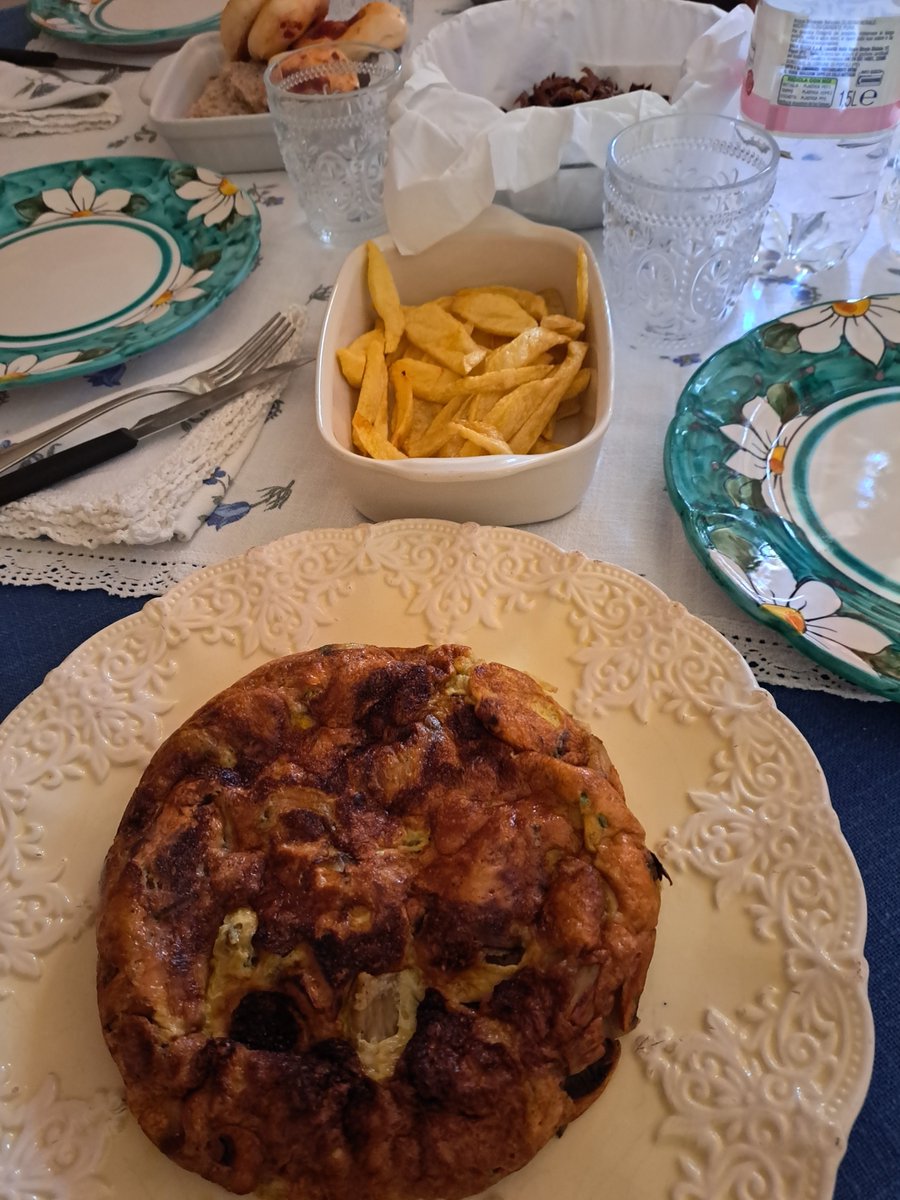 ACiavattella's tweet image. Frittata con i funghi con le ceramiche di #Praiano nel cuore...💚 

#VigiliadiPasqua