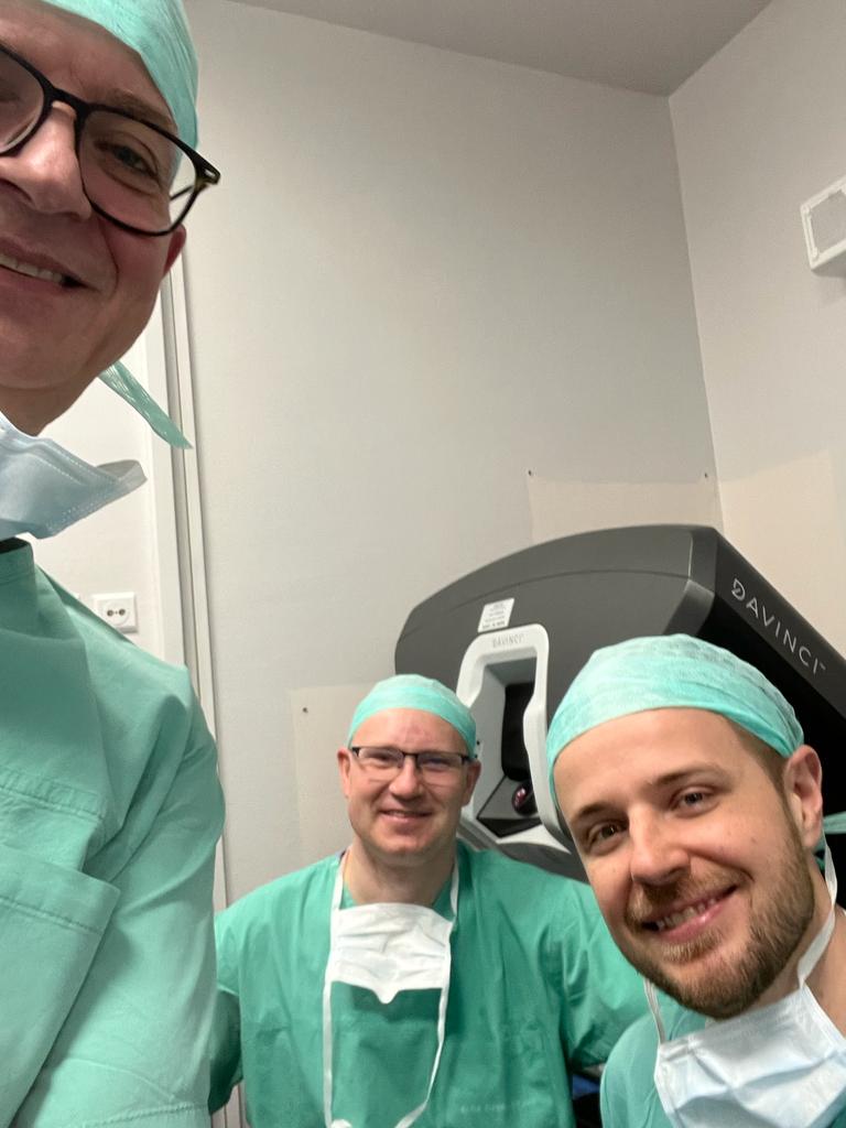 WojtekCieślikowskiMD (@cieslikow) on Twitter photo After years of successful laparoscopic RPx programme we performed first 3 PCa cases with DaVinci Xi robot at <a href="/PUMS_tweets/">Poznan University of Medical Sciences</a> Many thanks to <a href="/mslojewski/">Marcin Słojewski</a> for Your mentorship! <a href="/PTUweb/">PTU</a> <a href="/IntuitiveSurg/">Intuitive</a> After years of successful laparoscopic RPx programme we performed first 3 PCa cases with DaVinci Xi robot at <a href="/PUMS_tweets/">Poznan University of Medical Sciences</a> Many thanks to <a href="/mslojewski/">Marcin Słojewski</a> for Your mentorship! <a href="/PTUweb/">PTU</a> <a href="/IntuitiveSurg/">Intuitive</a>