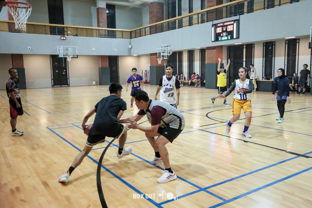 Ranaditya's tweet photo. Shots from #BoxOutID Pickup Game: Ramadan Edition.
Had the privilege of playing at the tidy new Kyzn Kuningan. Thanks to everyone who balled out! https://t.co/wy8bA8uKEC