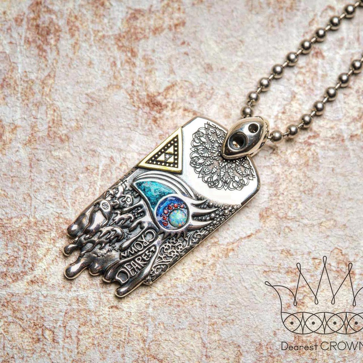 DearestCROWN's tweet photo. 【Dearest CROWN 作品紹介】
Graffiti Tag -Dearest CROWN-
(2020)
"Mr.SunFace"と"Dearest CROWN"の
共同アート作品
『新しい挑戦が、新しいアクセサリーを創ってゆく。
世界中に笑顔とアートが溢れる日常を信じて。』Love&amp;Peace
#silver925 #dearestcrown #art #graffiti https://t.co/zA3k5b5BCO