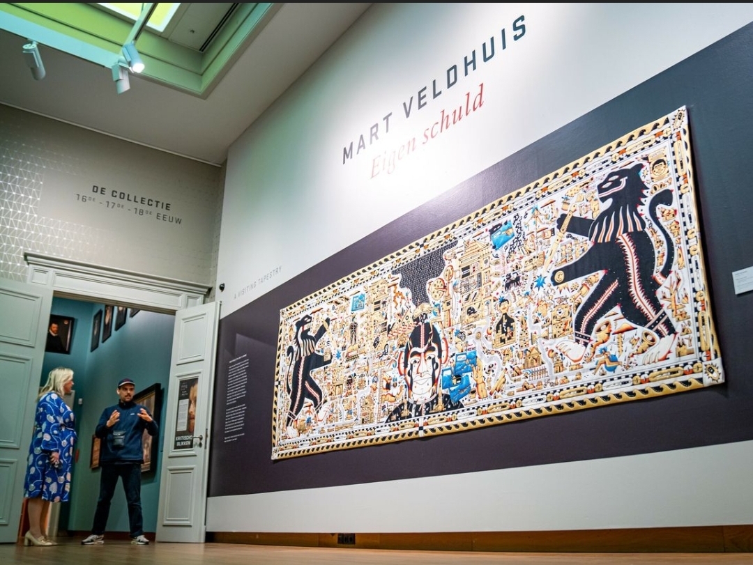 Met zijn wandtapijt 'Eigen schuld' vraagt Mart Veldhuis aandacht voor een actueel probleem: de torenhoge studieschuld die studenten opbouwden door het leenstelsel uit 2015. 'De totale waarde van mijn studieschuld bepaalt uiteindelijk de verkoopprijs.'
bit.ly/3MsdHGJ