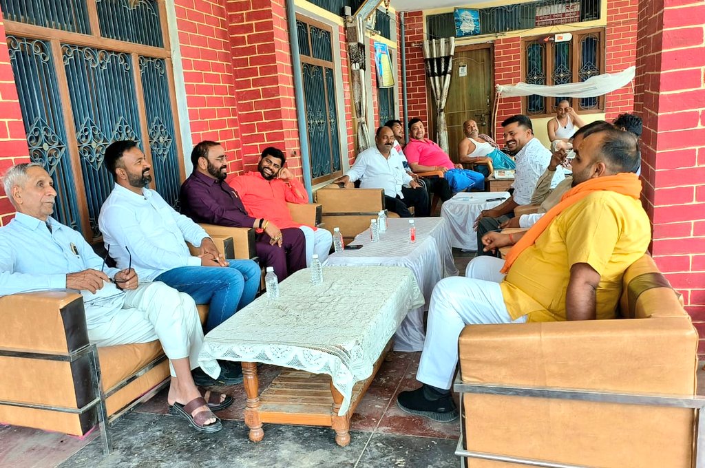 dineshbjp09's tweet photo. आज लोकसभा मछलीशहर के विधानसभा जफराबाद अंतर्गत ग्रामसभा बनेवरा में श्री संदीप सिंह जी की पूज्य दादी जी के निधन की सूचना पाकर के आज शोकाकुल परिजनों के बीच उपस्थित होकर अपनी शोक सम्वेदना व्यक्त किया। 

ॐ शांति 🙏 https://t.co/k9iDmeMCtc
